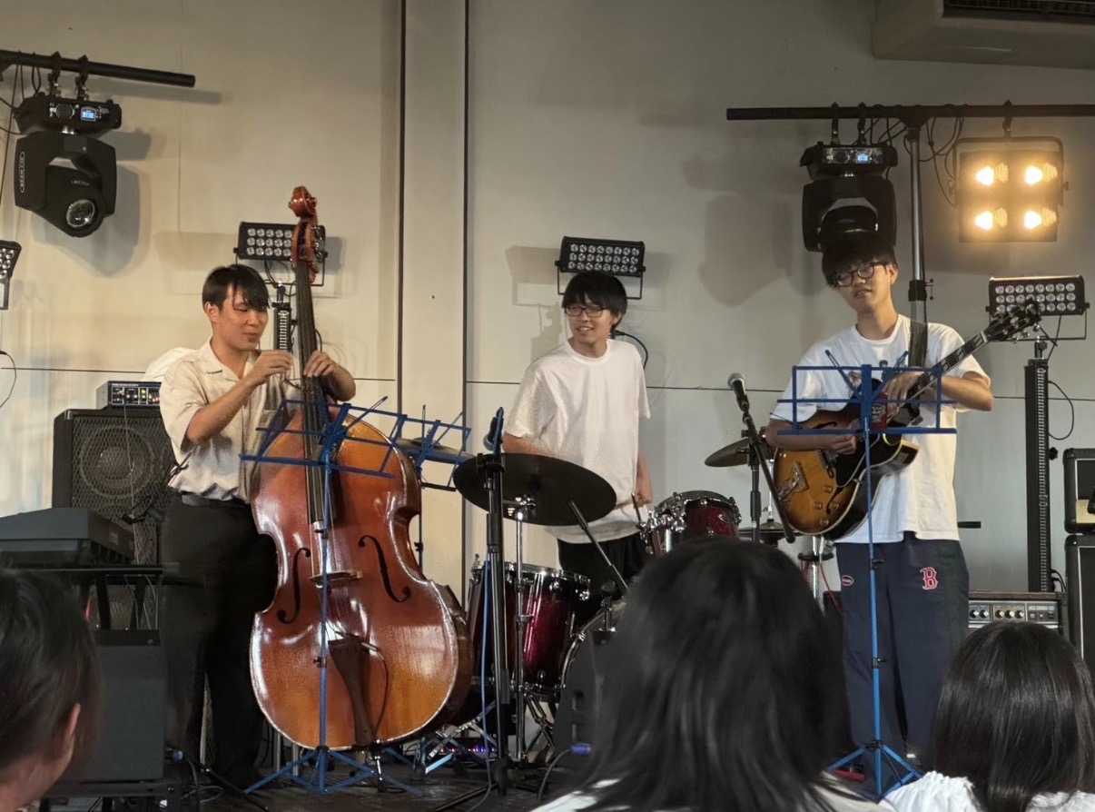 学習院ジャズ研フライングハウス 2枚目